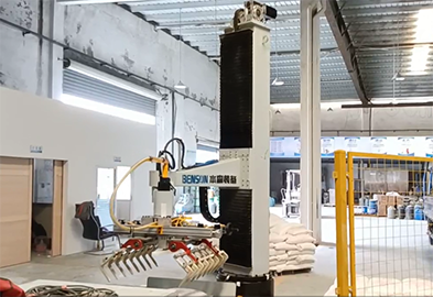 機器人碼垛礦泉水工作站