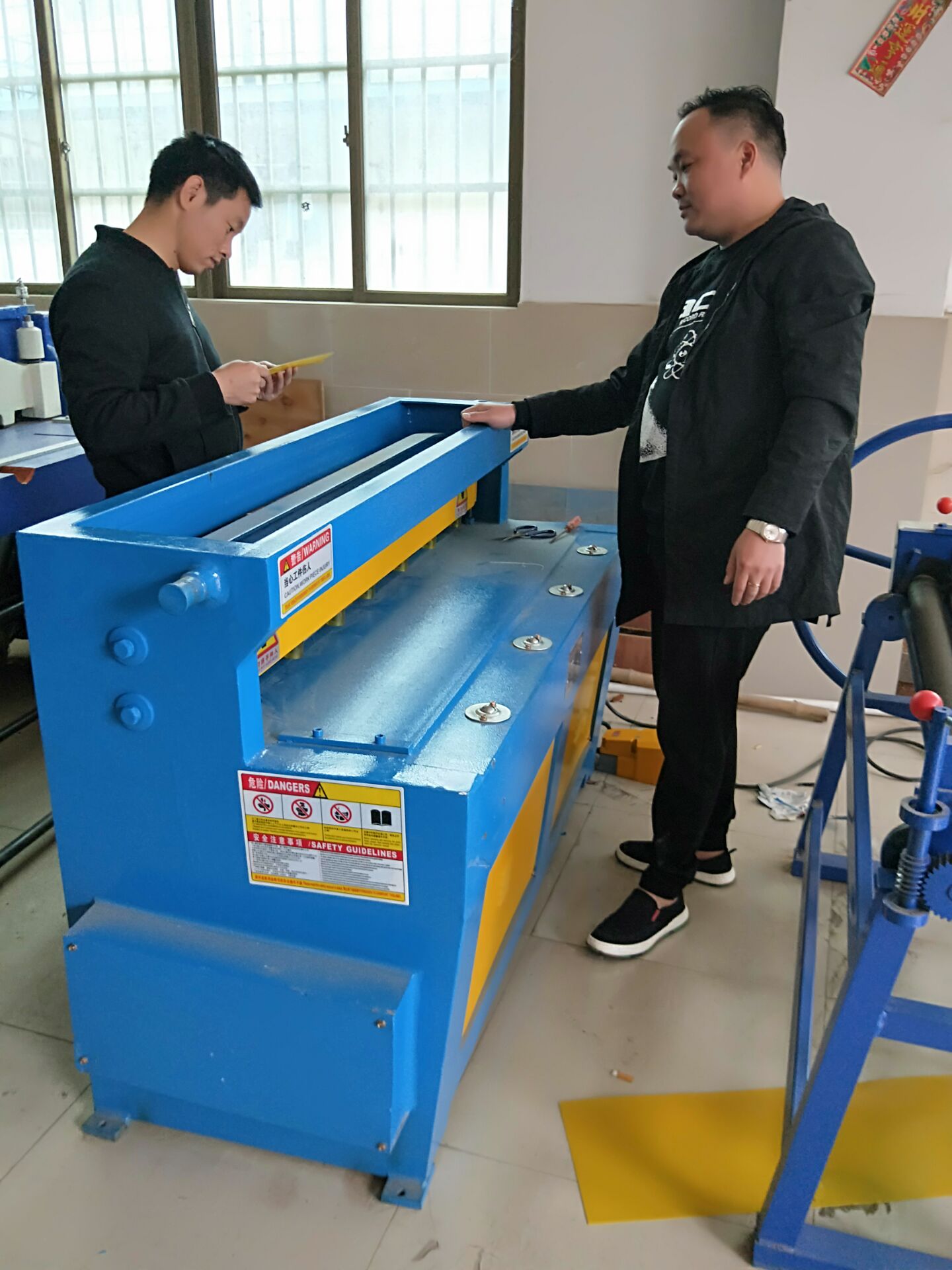東方電動(dòng)卷板機(jī)   2*1300節(jié)能剪板機(jī)