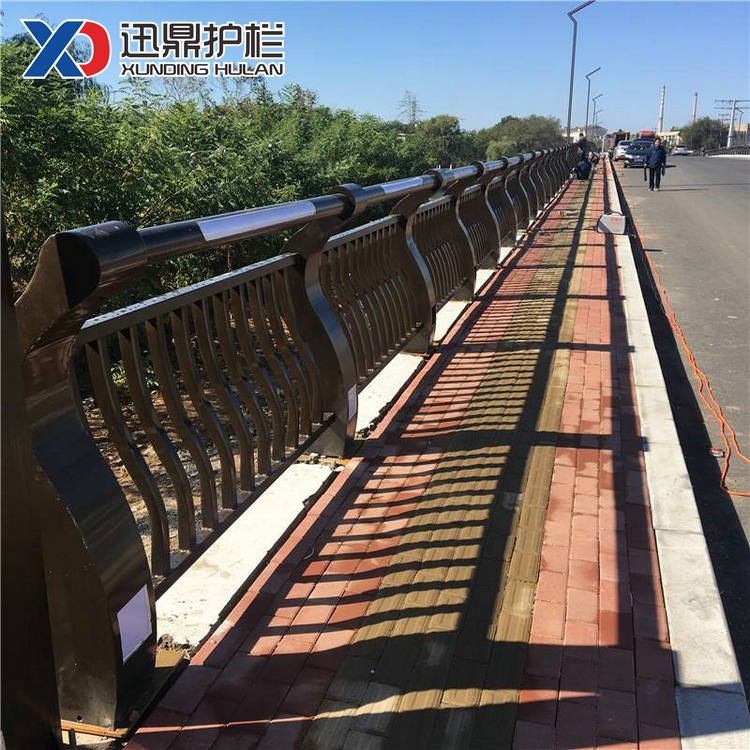 302不銹鋼復(fù)合管隔離欄桿|橋梁護(hù)欄多少錢一米