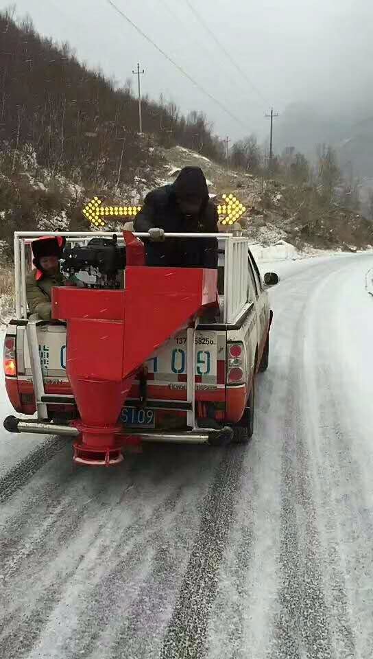 小型融雪劑撒布機 車掛式融雪劑撒布機 汽油機動力 除雪設備
