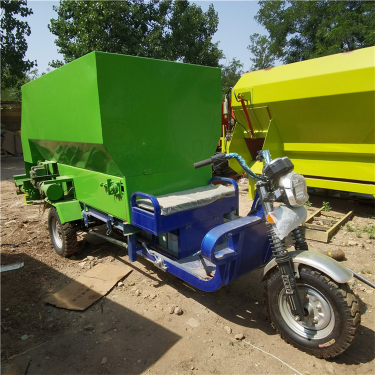 牛羊養(yǎng)殖飼料撒草車 電動小型三輪撒料車