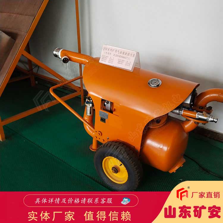 PL80扒渣機(jī)采用機(jī)械手與運(yùn)輸機(jī)相結(jié)合，集挖掘、運(yùn)輸為一體