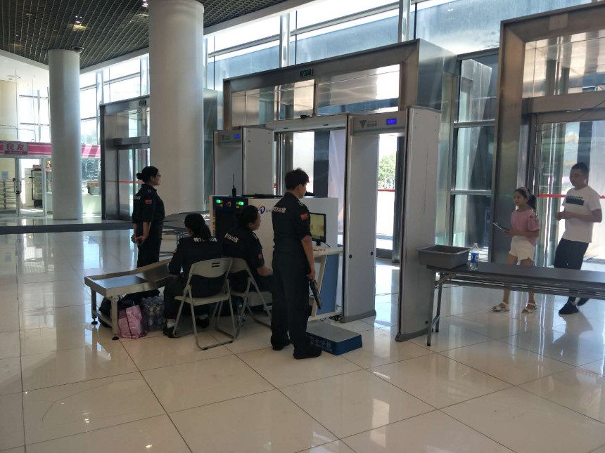 雙目測溫安檢門 快速抓拍熱成像畫面和錄像畫面