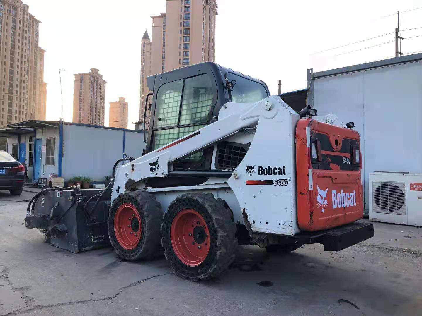 原裝進口山貓s450四驅清掃機，滑移裝載機，掃地機，多功能車