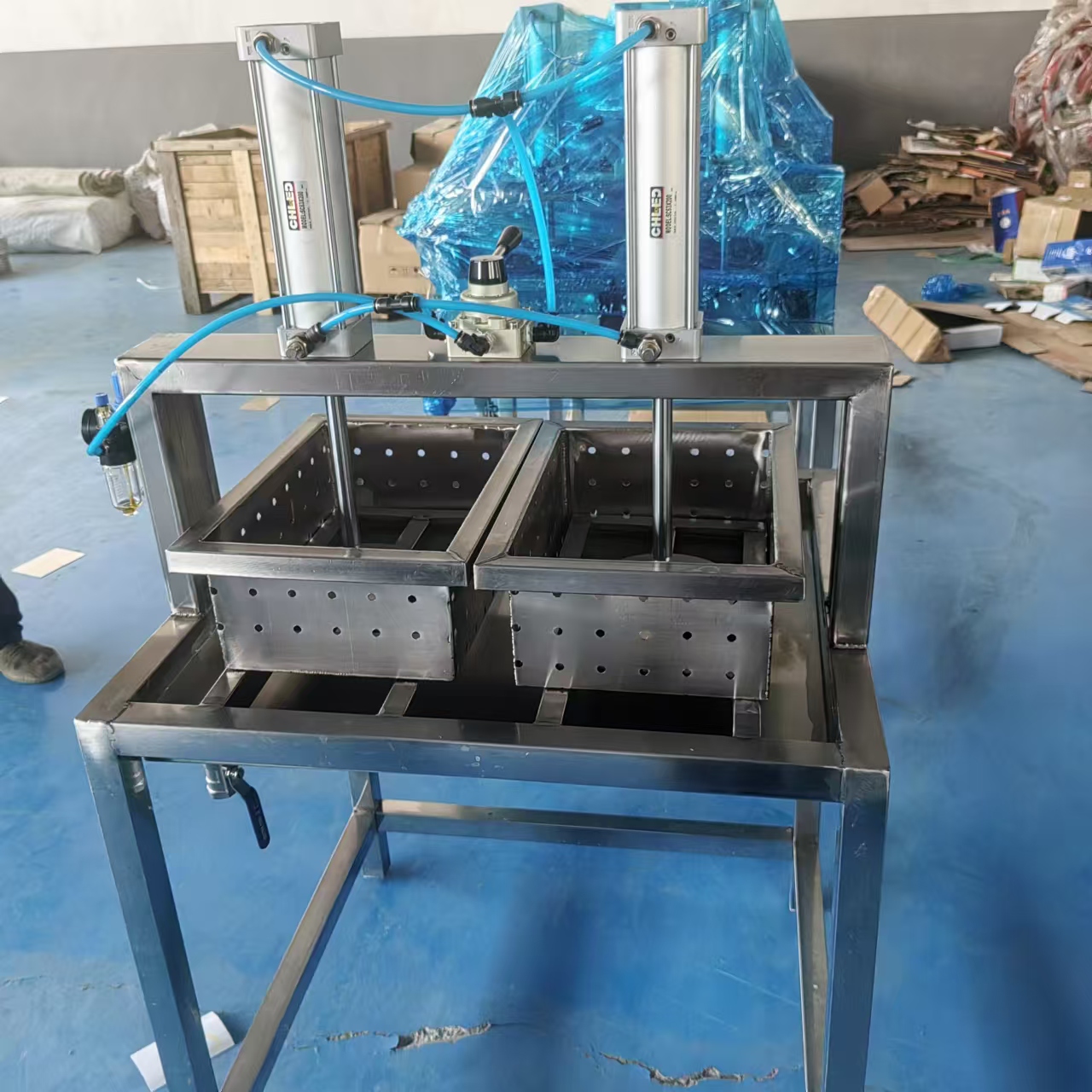 全自動(dòng)加壓冷萃酸奶壓榨機(jī)干噎酸奶加工設(shè)備
